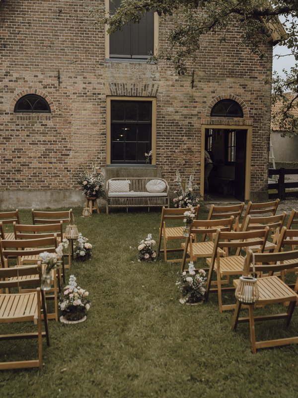Extra bloemstukken bij de ceremonie